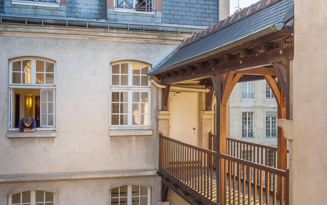 Mije Marais Hostel Paris Bagian luar foto The courtyard of the Hôtel de Beauvais