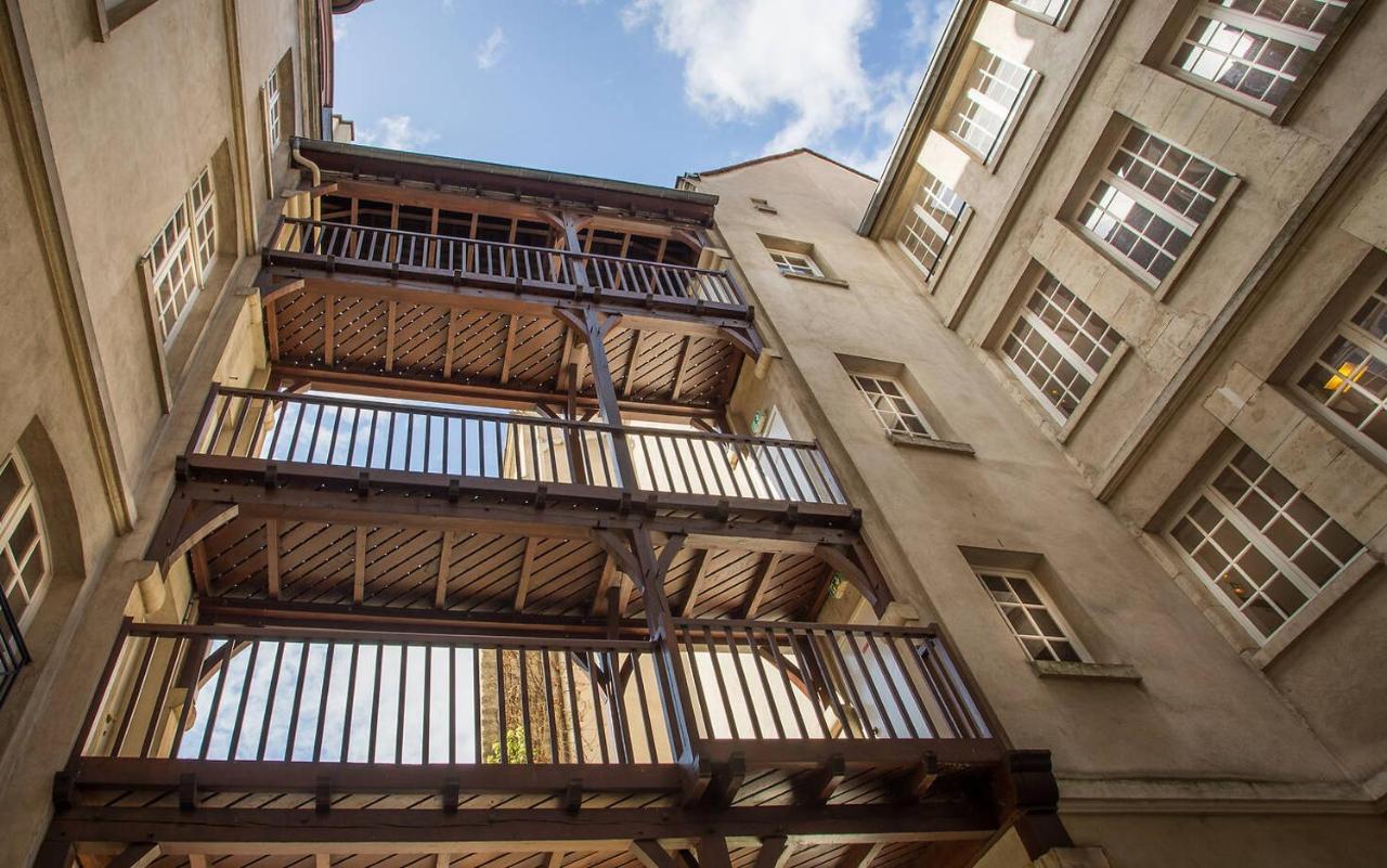 Mije Marais Hostel Paris Bagian luar foto The courtyard of the house
