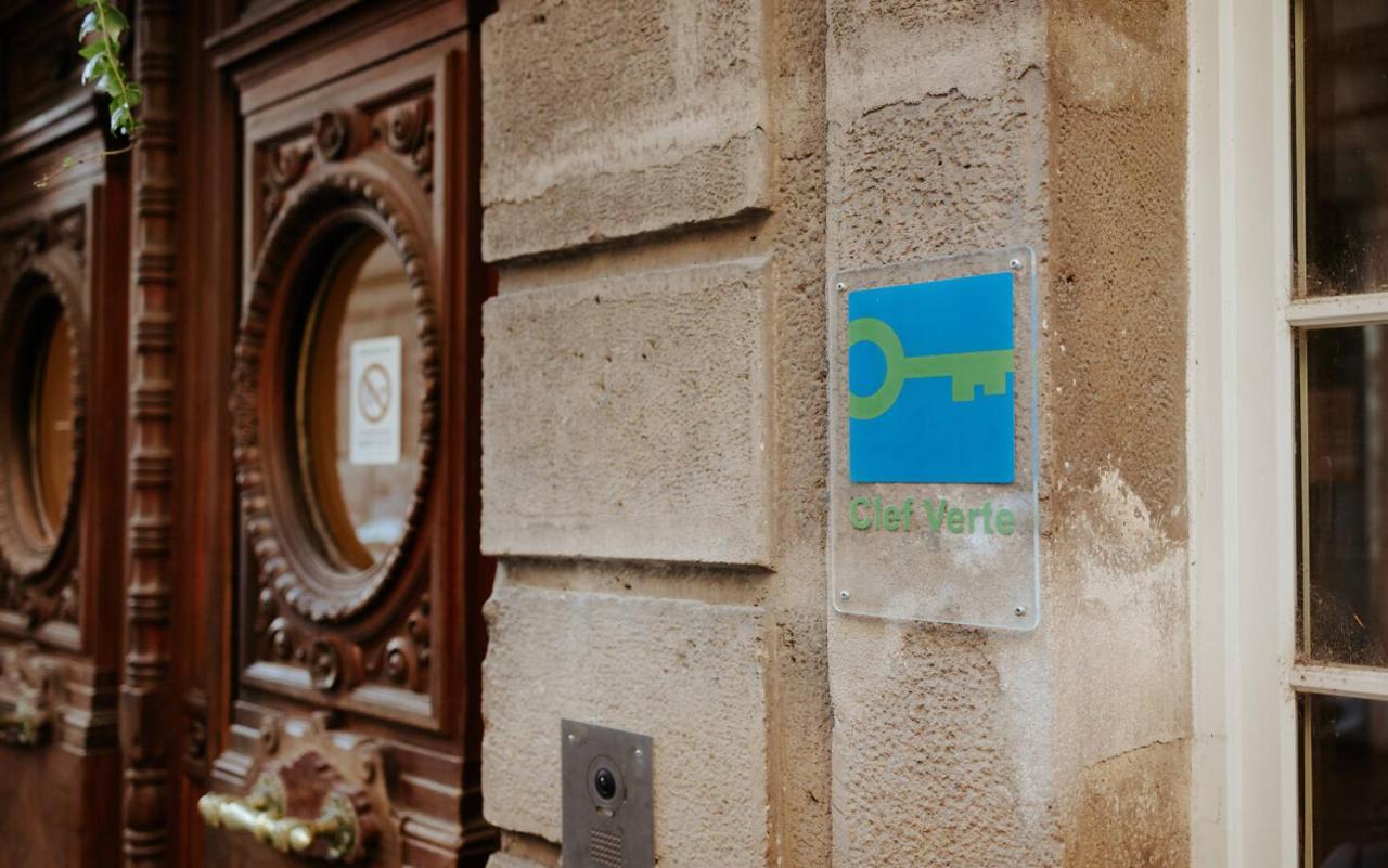 Mije Marais Hostel Paris Bagian luar foto A sign for a shared apartment in Paris