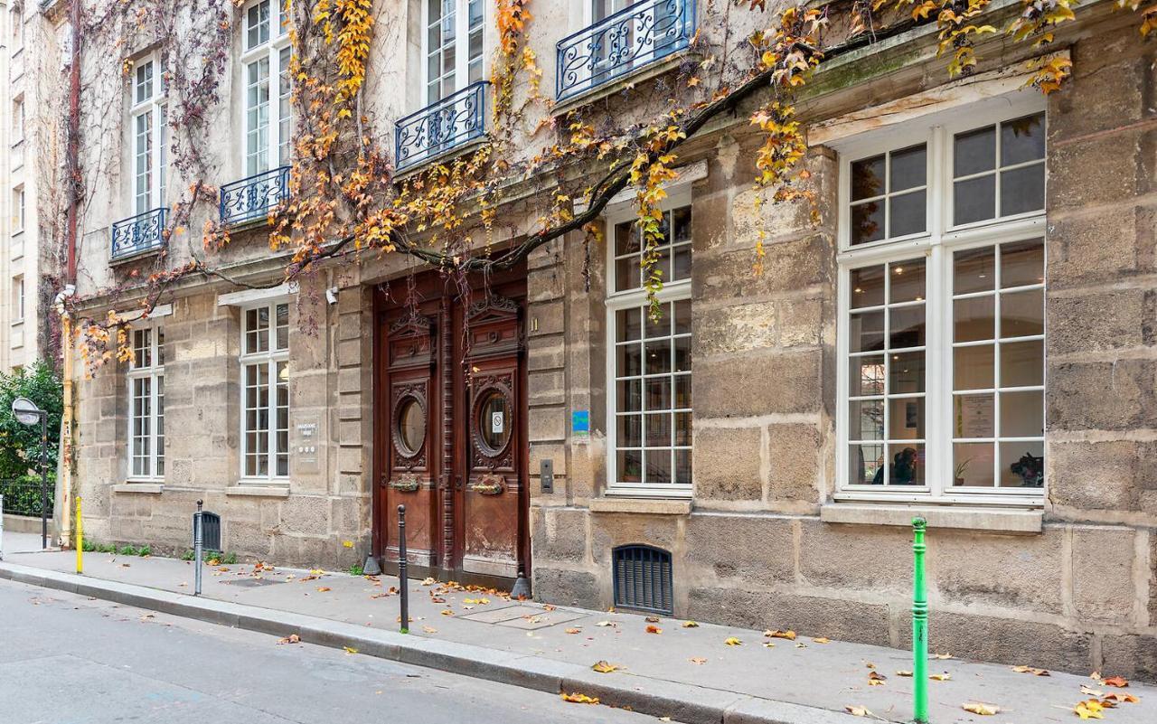 Mije Marais Hostel Paris Bagian luar foto The building of the Institut de France, where the Académie Française is located