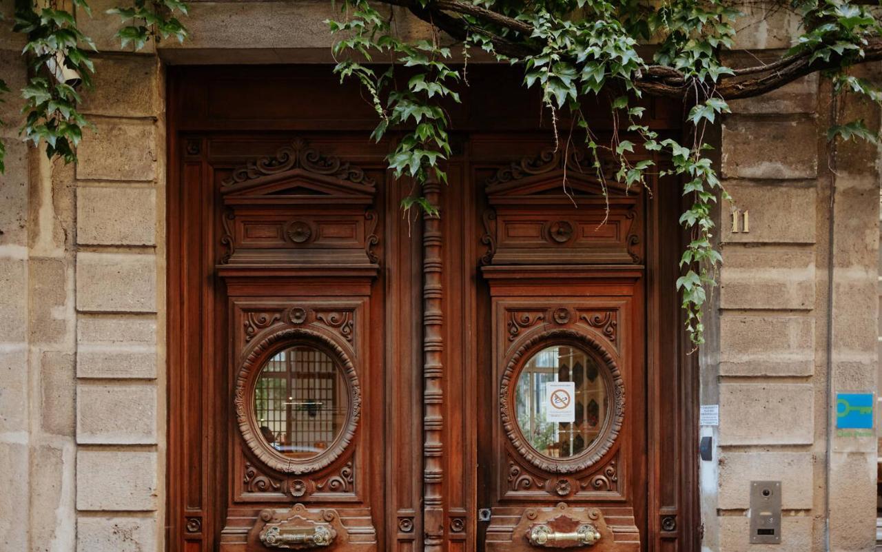 Mije Marais Hostel Paris Bagian luar foto The door of the house of the composer