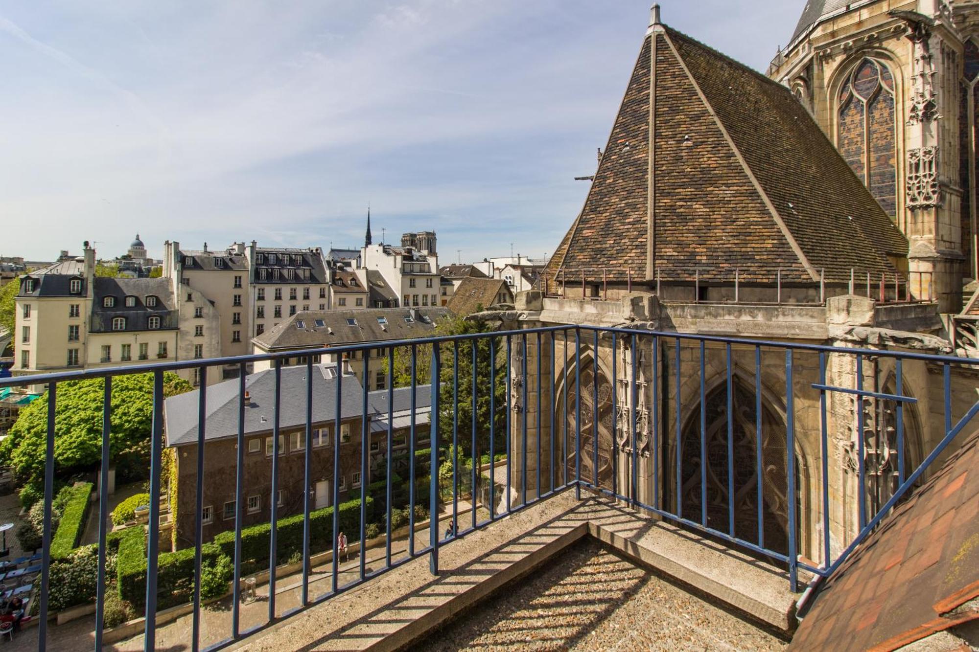 Mije Marais Hostel Paris Bagian luar foto The roof of the church