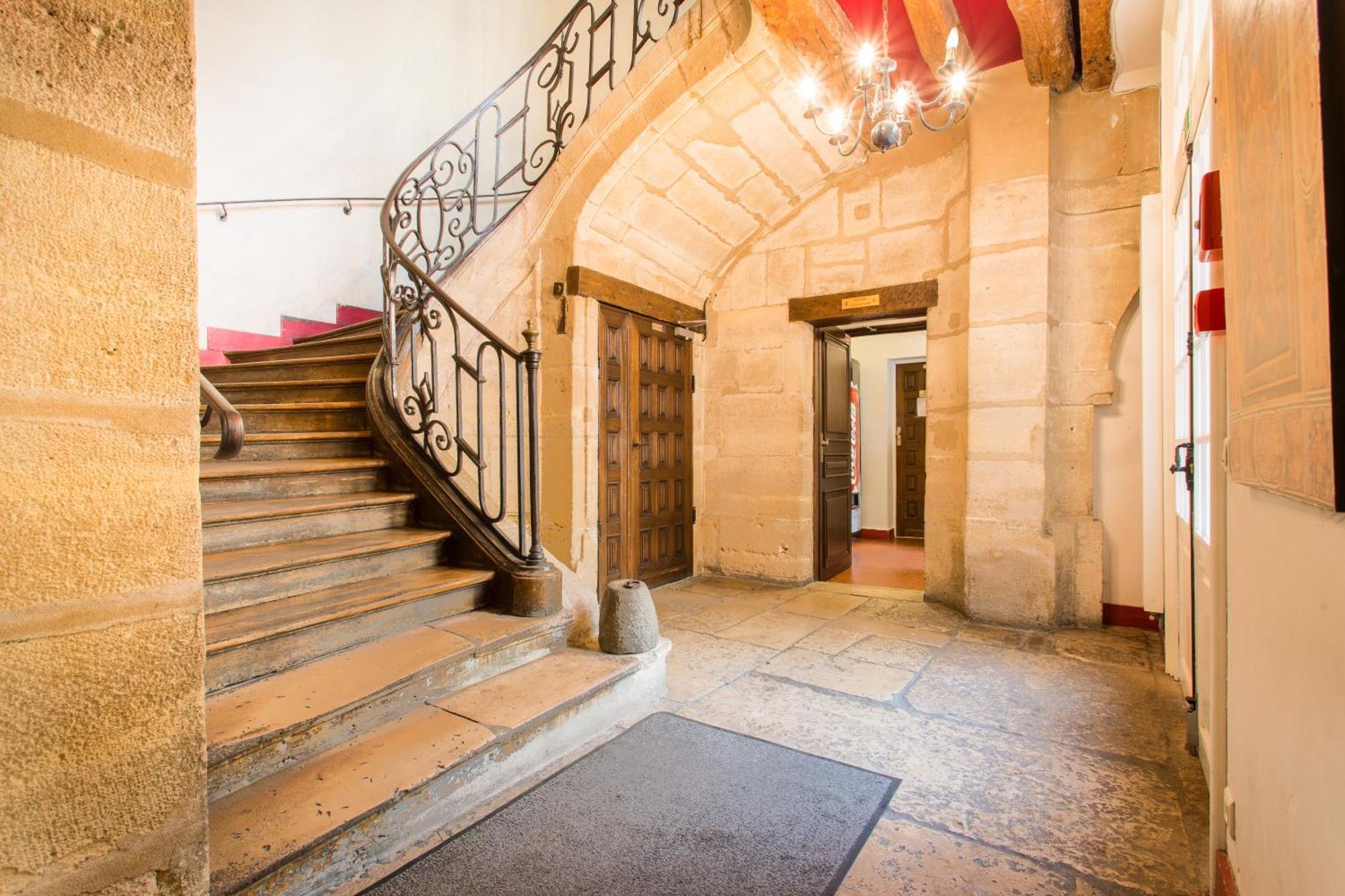 Mije Marais Hostel Paris Bagian luar foto Entrance of the museum