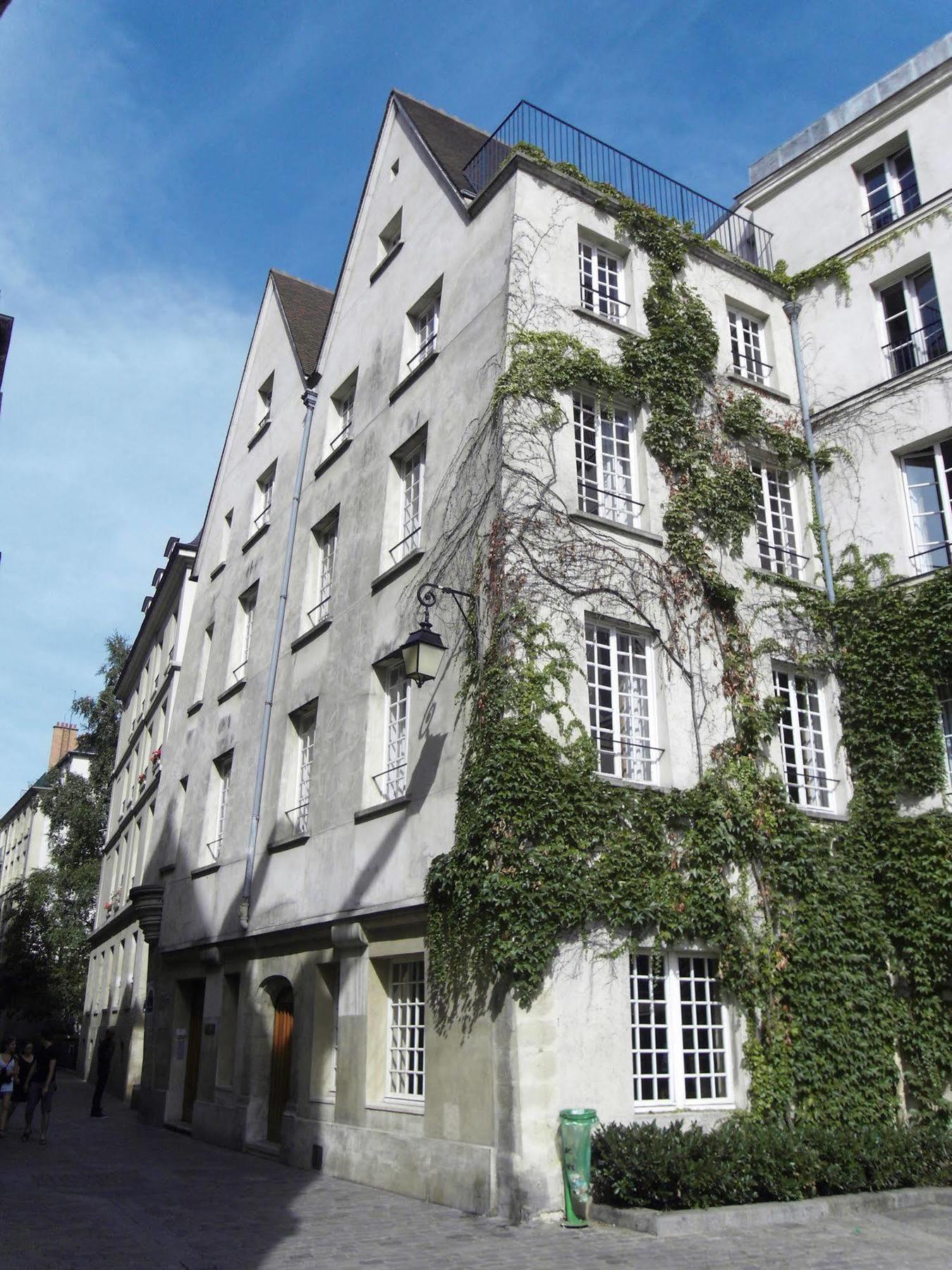 Mije Marais Hostel Paris Bagian luar foto The house of the composer in Bayreuth