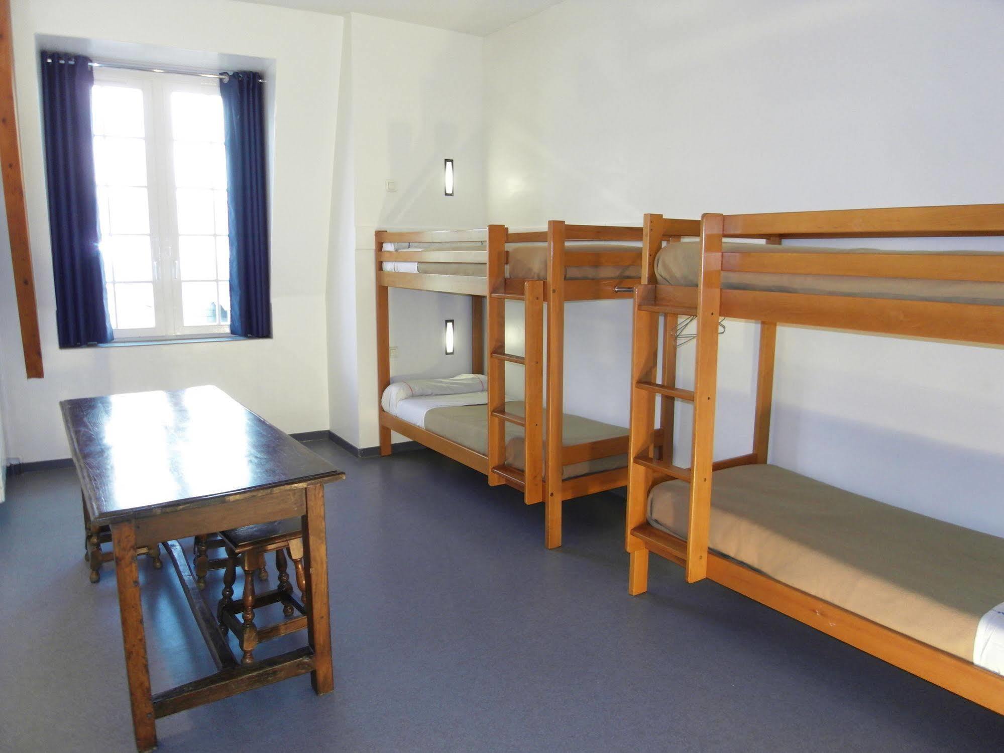 Mije Marais Hostel Paris Bagian luar foto A typical bunk room at a youth hostel