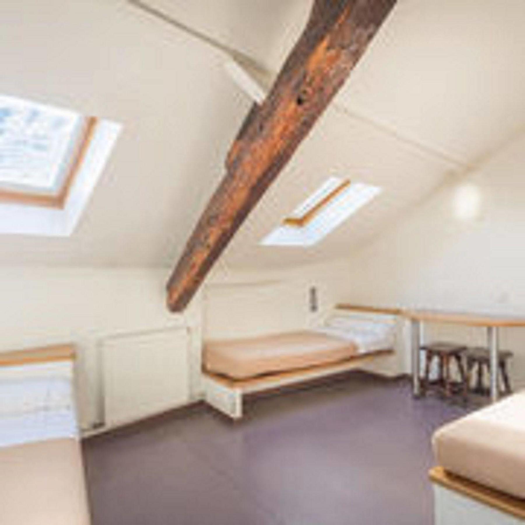 Mije Marais Hostel Paris Bagian luar foto A room in the attic of the house