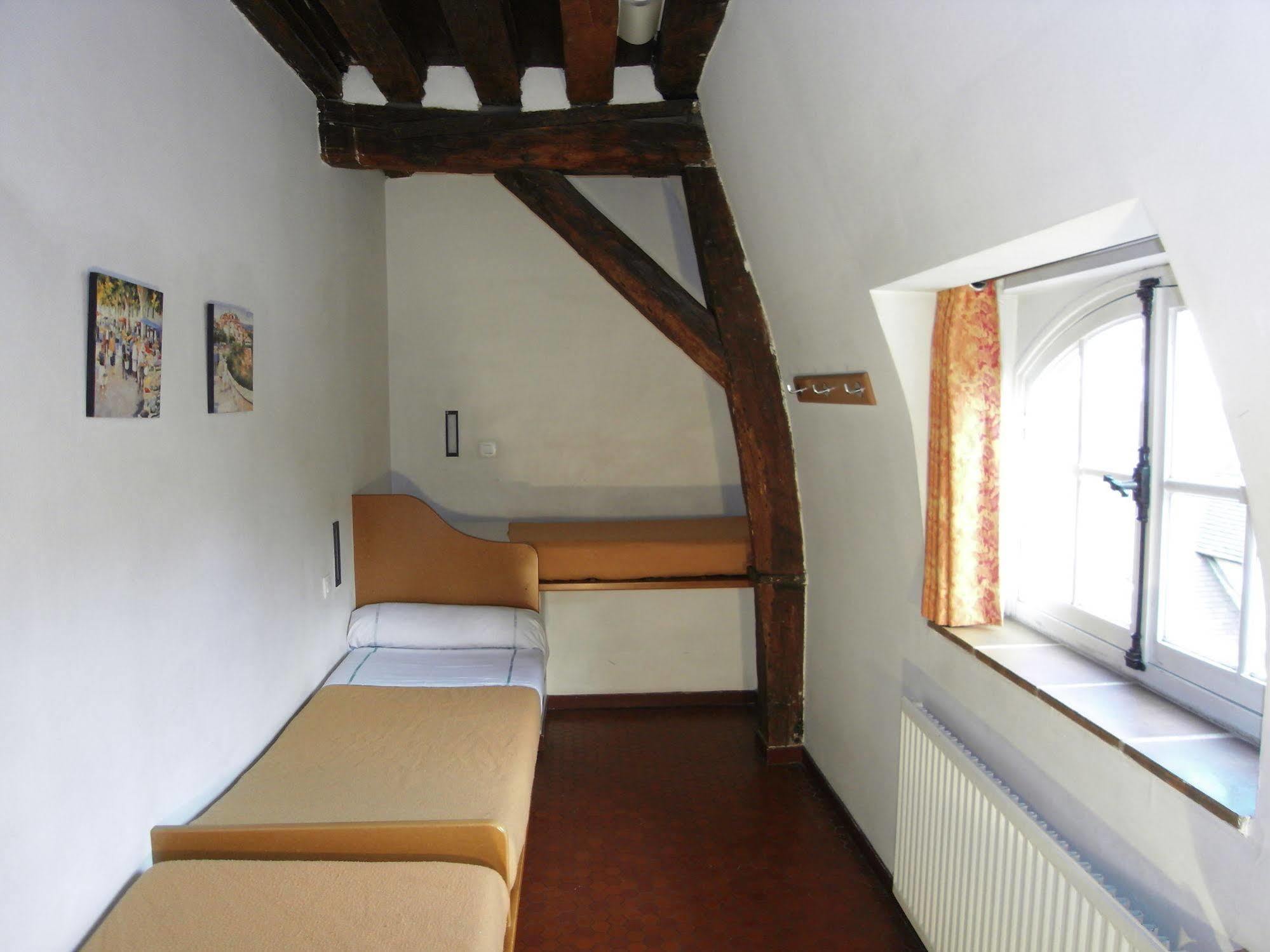 Mije Marais Hostel Paris Bagian luar foto The room in which Martin Luther stayed at the monastery