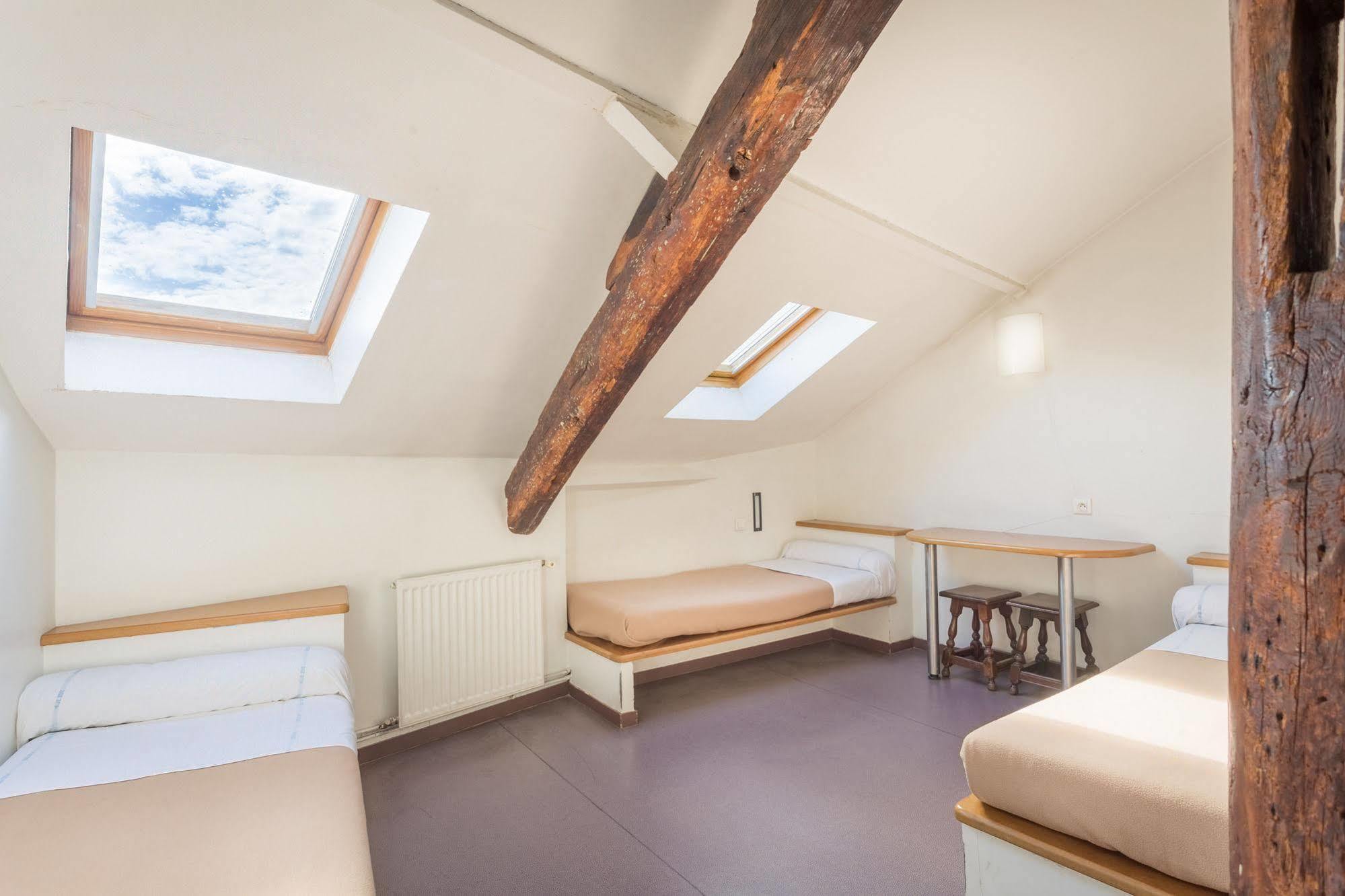 Mije Marais Hostel Paris Bagian luar foto A room in the hostel