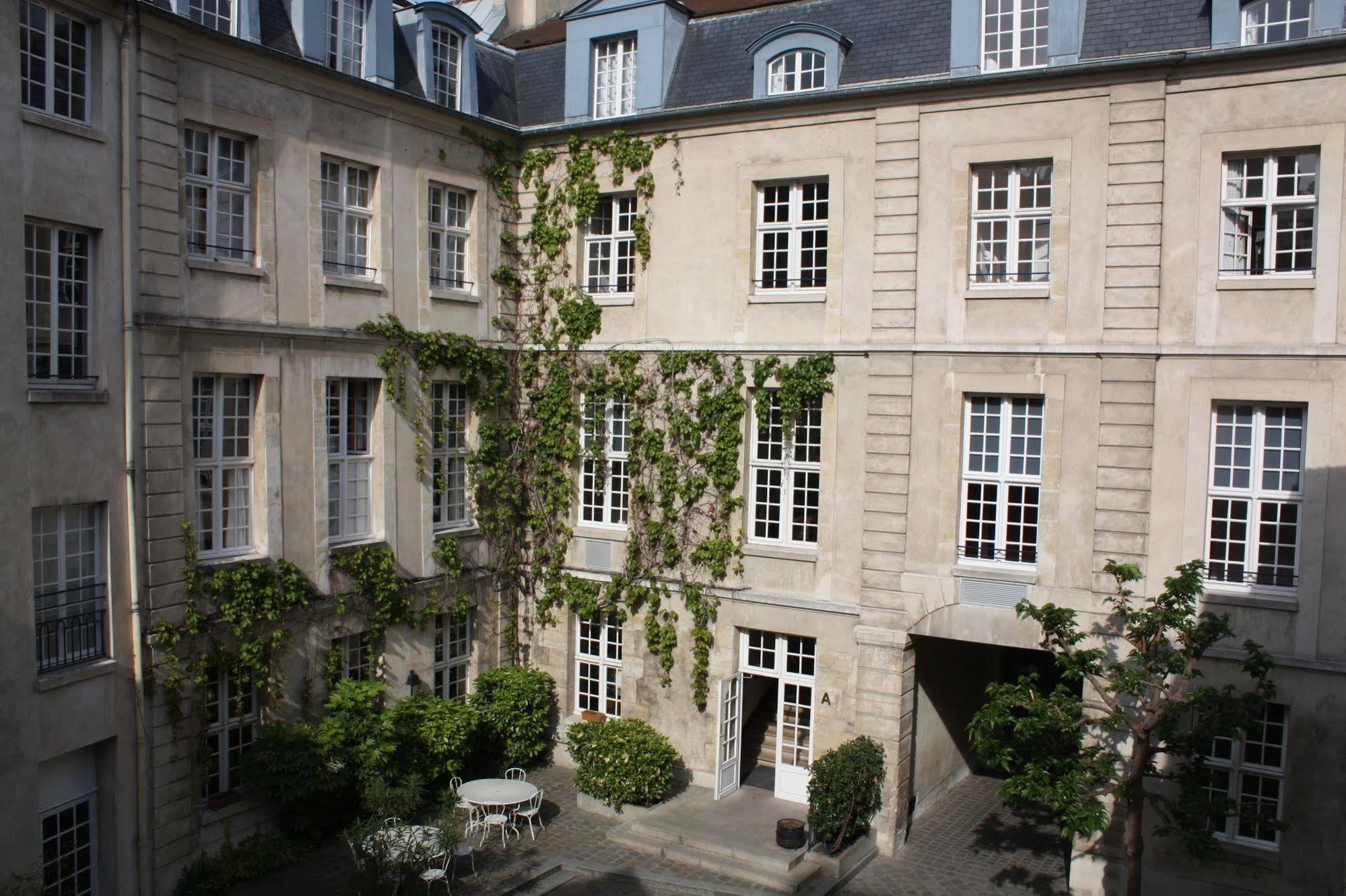 Mije Marais Hostel Paris Bagian luar foto Hôtel de Matignon, the seat of the French Ministry of the Interior