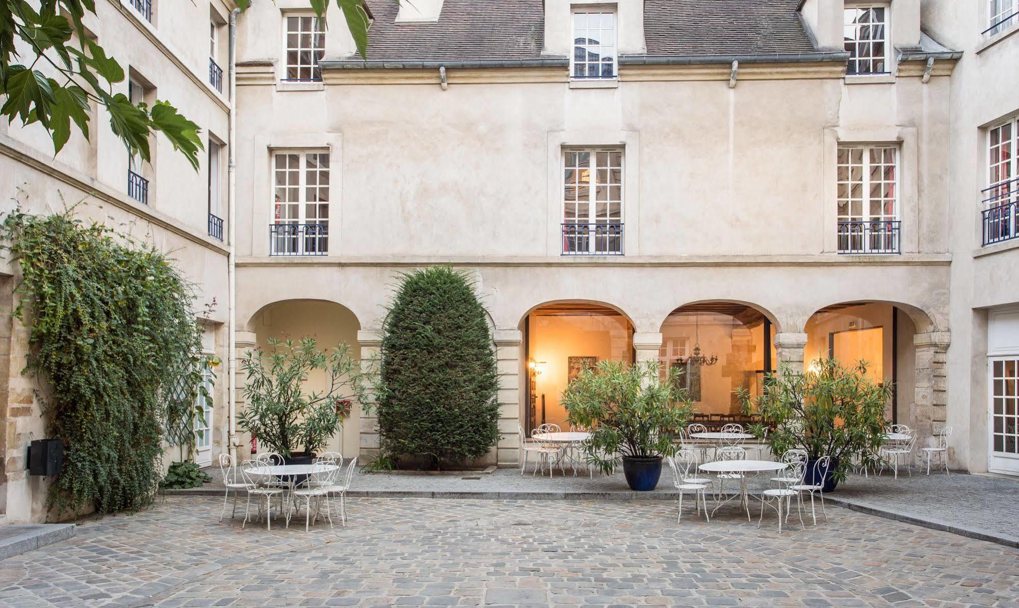 Mije Marais Hostel Paris Bagian luar foto The courtyard of the Hôtel de Matignon