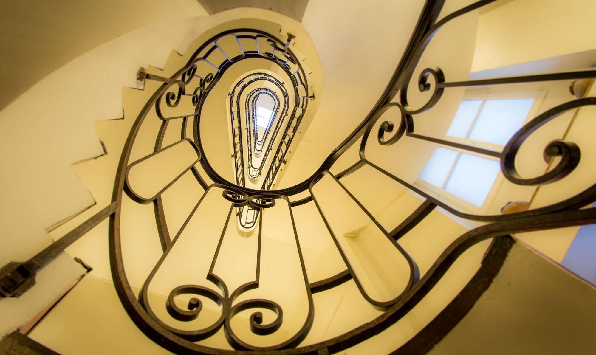 Mije Marais Hostel Paris Bagian luar foto Spiral staircase