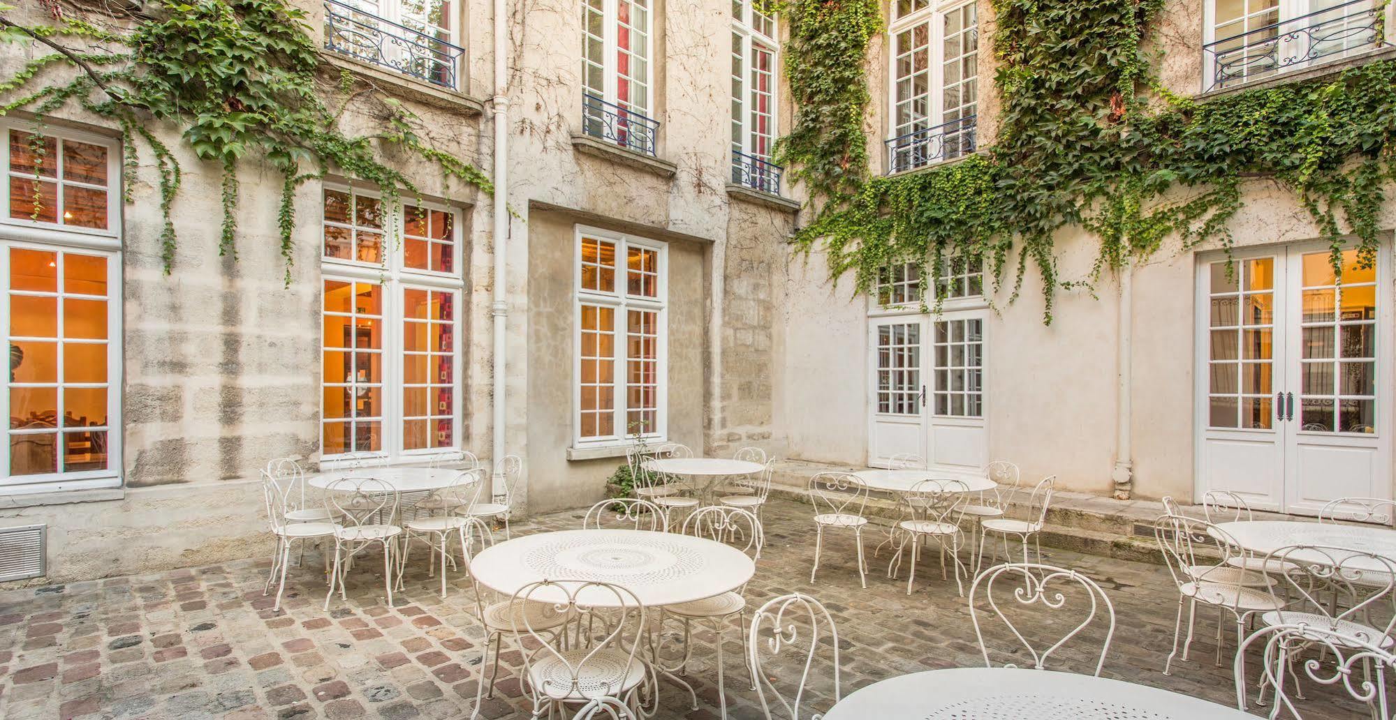 Mije Marais Hostel Paris Bagian luar foto The courtyard of the Hôtel de Matignon