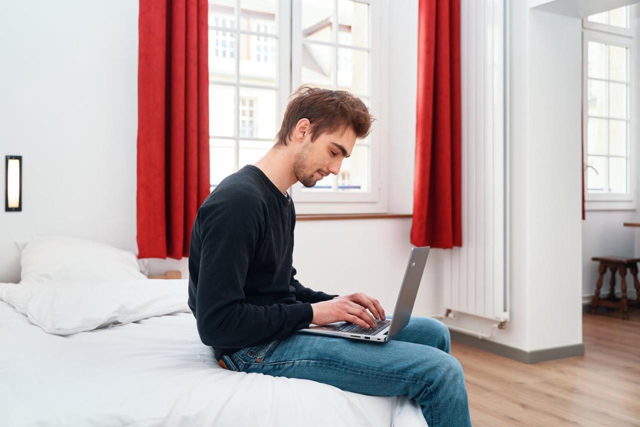 Mije Marais Hostel Paris Bagian luar foto A man using a laptop
